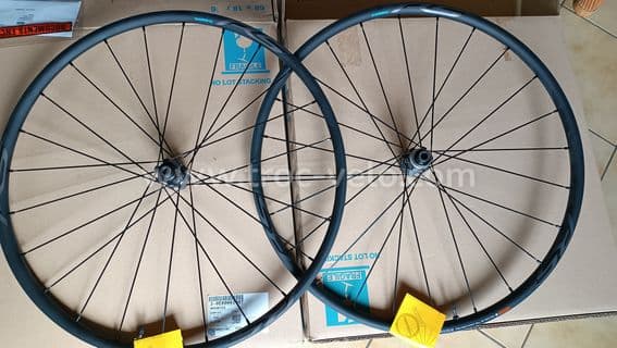 Paire de roues route disque centerlock axe 12mm Shimano rs370 neuve - 1