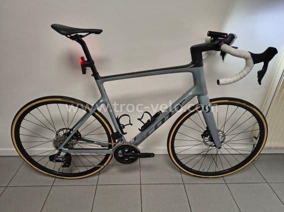 Vélo de route Scott Addict 10 2024 / Sram eTAP AXS / Radar Bryton Gardia R300L / Ravemen CR1000 - 1