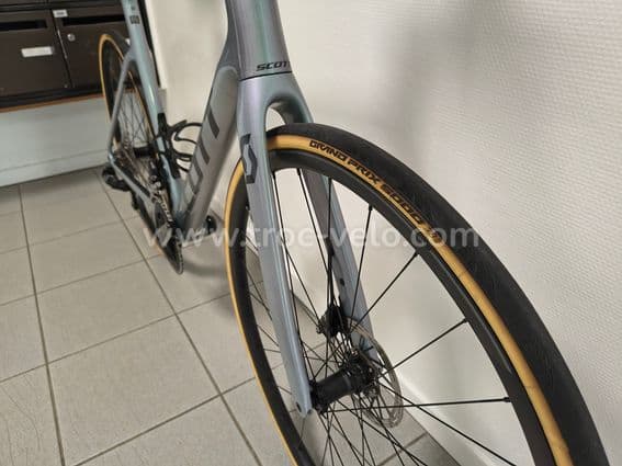 Vélo de route Scott Addict 10 2024 / Sram eTAP AXS / Radar Bryton Gardia R300L / Ravemen CR1000 - 2