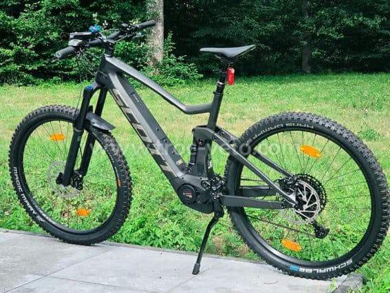 Scott Genius eRIDE 910 (EU) 2021 — Taille L — Carbone — 4 km seulement — Comme Neuf + accessoires - 2